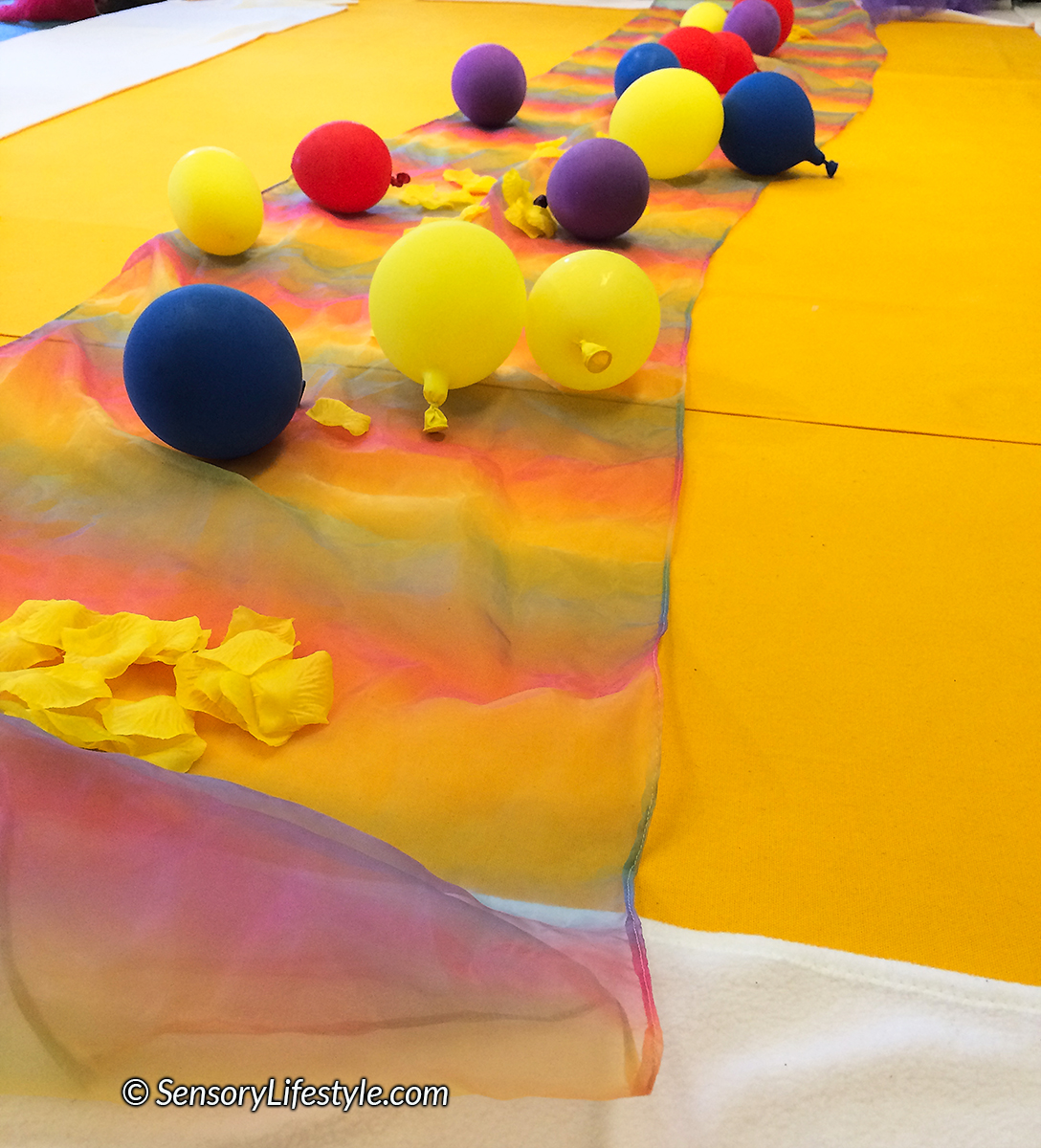 Indoor activities for toddlers: Balloon play